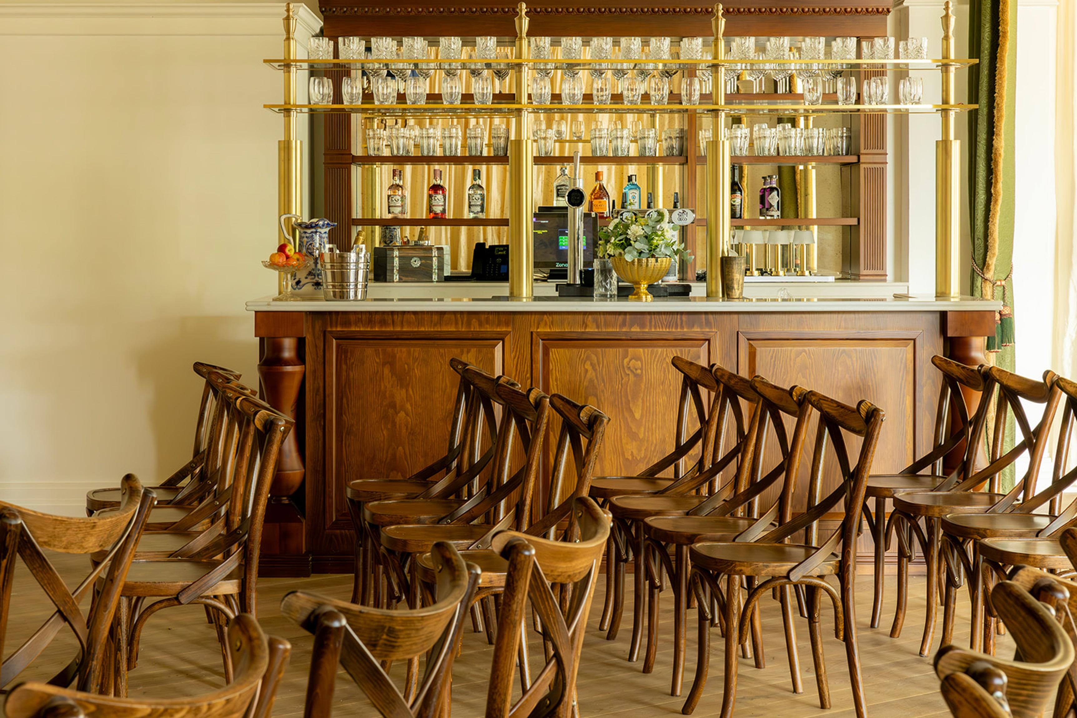 Dornoch Station Hotel Luaran gambar The bar at the Royal Automobile Club